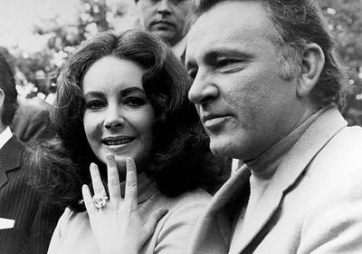 Elizabeth Taylor wearing her emerald cut engagement ring.